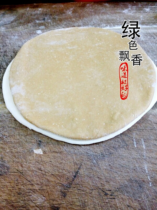 贝壳馍,两张面饼,叠在一起,卷起,切块