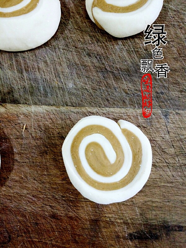 贝壳馍,取一块摁扁的面团,擀开