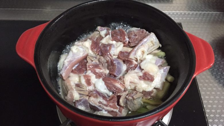 砂锅土豆烧牛肉,倒入牛腩翻炒均匀,牛腩不焯水口感更佳