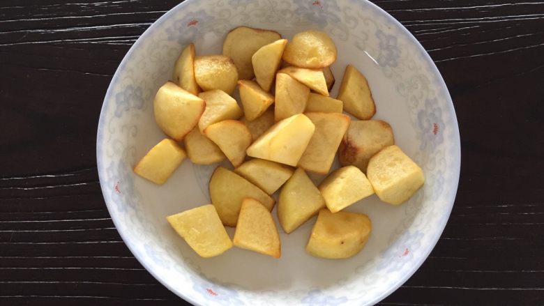 砂锅土豆烧牛肉,捞出备用