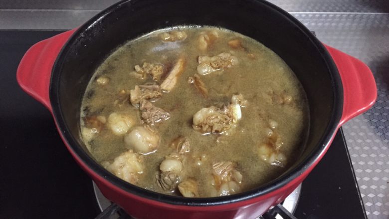 砂锅土豆烧牛肉,加入开水,没过牛肉,小火慢炖一小时