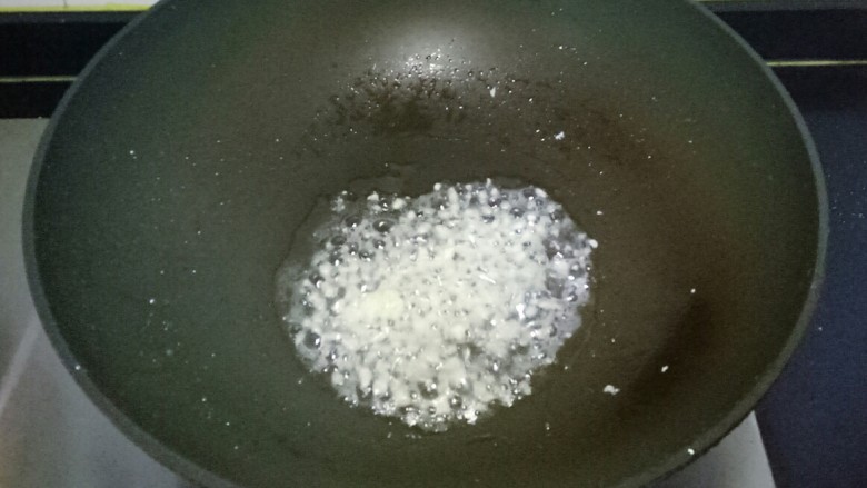 香辣虎皮鹌鹑蛋,锅中的底油烧热,放入蒜末爆香