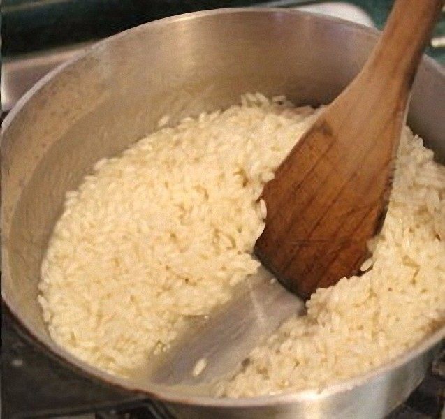 香甜米饭+米烤模馅饼,大约煮7-8分钟,水分已被米粒吸走,这时米粒尚为半熟,熄火,放凉备用。