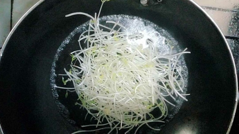凉拌鲫鱼,锅里水烧开后,将都要放入烫熟,豆芽放入水再次开后即可捞出。