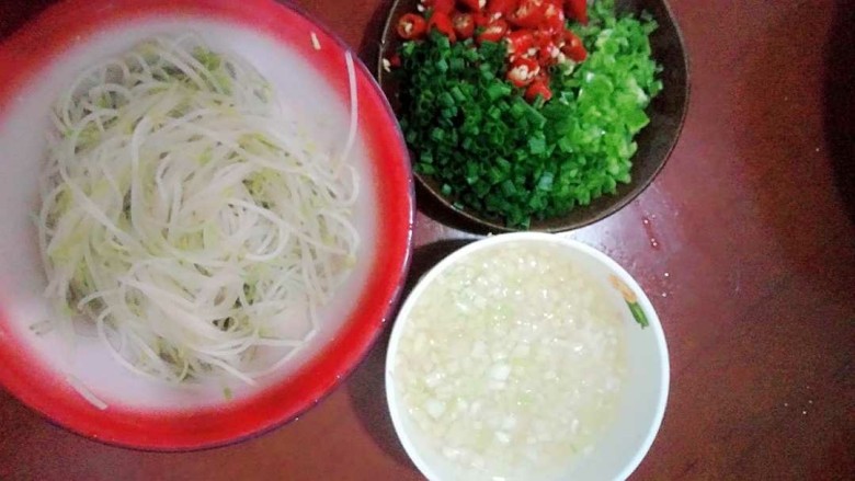 凉拌鲫鱼,豆芽烫好,辅料切好,葱姜蒜水冷却