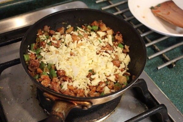 香甜米饭+米烤模馅饼,洒上一些Mozzarella吉士,拌匀备用。