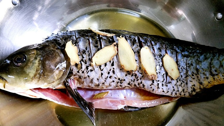 鲤鱼跃龙门,加入姜片,腌制20分钟。
