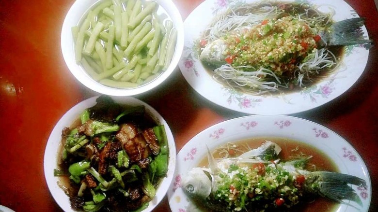 凉拌鲫鱼,哇!配上白水四季豆和青椒回锅肉,你流口水没有?