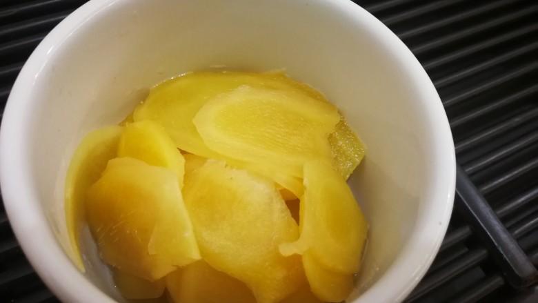 醋姜,隔天就可食用。苹果醋浸泡过的口感稍甜,可以让初食者爱上这道美味。白醋浸泡的口感酸爽,应该是常食者所爱。各取所需吧。