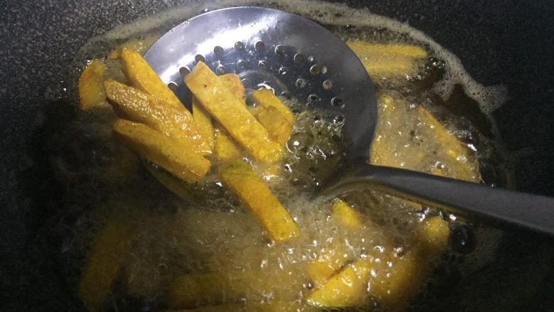 停不下来的小菜—蛋黄焗南瓜,炸制南瓜条定型,变硬捞出