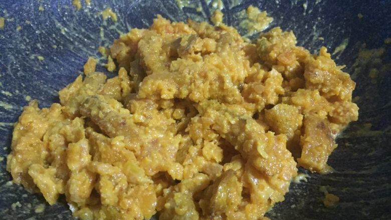 停不下来的小菜—蛋黄焗南瓜,轻轻翻炒几下,让南瓜被蛋黄均匀包裹