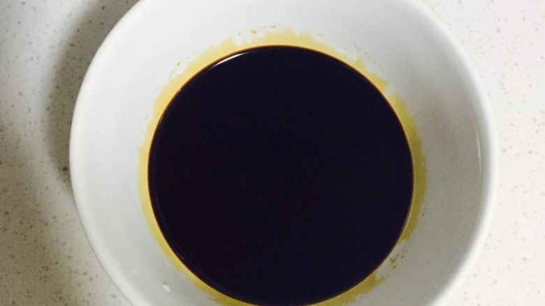 腊肠爆炒鲜茶树菇,所有液体调料倒入碗中备用
