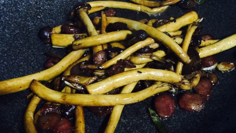 腊肠爆炒鲜茶树菇,翻炒至茶树菇变软,即可