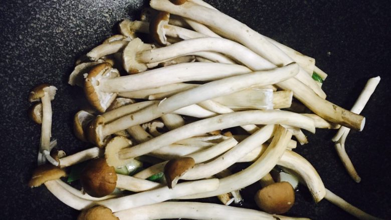 腊肠爆炒鲜茶树菇,加入茶树菇翻炒