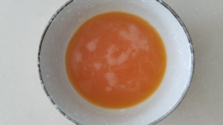 菠萝蛋包饭,两个<a style='color:red;display:inline-block;' href='/shicai/ 9'>鸡蛋</a>加入少许盐和两勺水淀粉打散,加入水淀粉是为了增加韧性使蛋皮不易破。