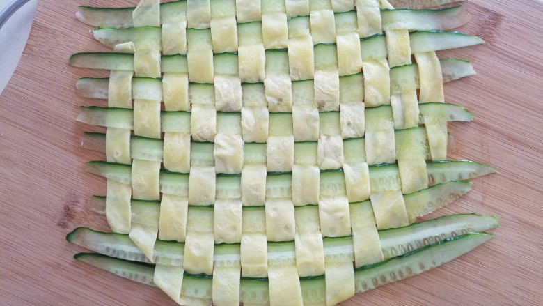 菠萝蛋包饭,直到把整个蛋饼编好,其实很快的。