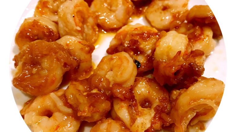 虾仁黄瓜,1、锅内放适量油，不宜过多
2、将腌制好的虾仁连同汤汁一同倒入，大火迅速翻炒，变成金黄色立即出锅装盘