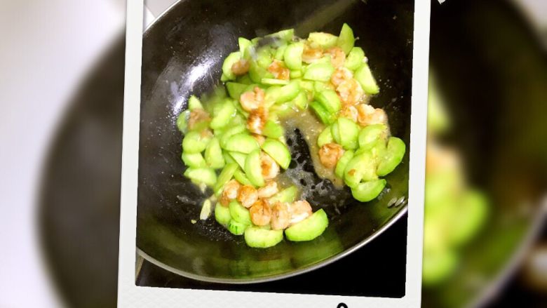 虾仁黄瓜,1、将葱姜蒜放入锅中爆香
2、黄瓜倒入锅中翻炒至断生，加入少量盐
3、放入虾仁翻炒收汁