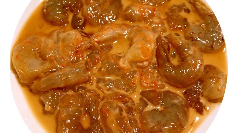 虾仁黄瓜,1、鲜虾洗净剥皮去线备用
2、生抽、淀粉、料酒、盐、鸡精调汁，将<a style='color:red;display:inline-block;' href='/shicai/ 287'>虾仁</a>放入腌制20分钟左右