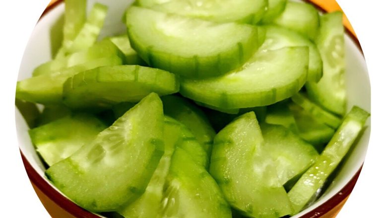 虾仁黄瓜,将新鲜<a style='color:red;display:inline-block;' href='/shicai/ 54'>黄瓜</a>洗净切成如图片状，备用