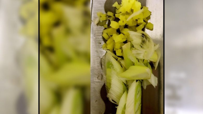 虾仁黄瓜,葱姜蒜少量切好备用，形状大小随意，最好小一点不影响美观