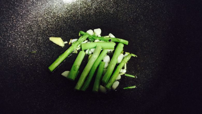 米线花样吃—黑椒炒米线,炒出香味后,加入芦笋