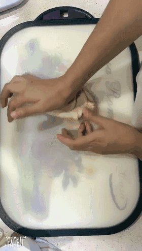 羊羹里居然有金鱼、玫瑰花,快来看看怎么做,第三步,将糯米团加入白豆沙中,继续搅拌,放到砧板上揉匀,分成小份然后再全部混合,重复两次后用保鲜膜包裹起来。