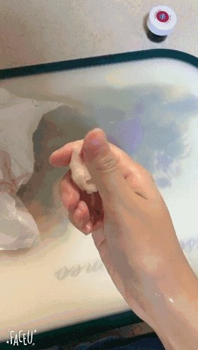 羊羹里居然有金鱼、玫瑰花,快来看看怎么做,第四步,取出一块揉匀,将熟黑芝麻捣碎后揉入。再取一块加入色素,将色素充分揉入、揉成大红色。取一小撮红色的一小撮白色的轻轻揉在一起