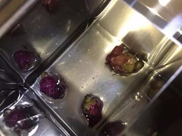 羊羹里居然有金鱼、玫瑰花,快来看看怎么做,第三步,以同样的方法放入干玫瑰花等其他食材,制作你喜欢的模型。