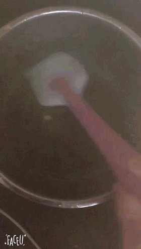 羊羹里居然有金鱼、玫瑰花,快来看看怎么做,第二步,将另一半375克的锦玉羹加入,倒入抹茶液和白豆沙煮化。