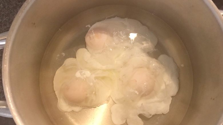 牛奶酒酿水破蛋,水开之后,加入鸡蛋,