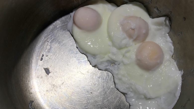 牛奶酒酿水破蛋,鸡蛋成型后,倒出开水,留下鸡蛋,