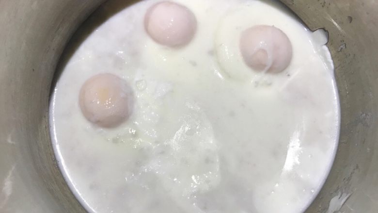 牛奶酒酿水破蛋,加入刚才调好的牛奶椰浆,