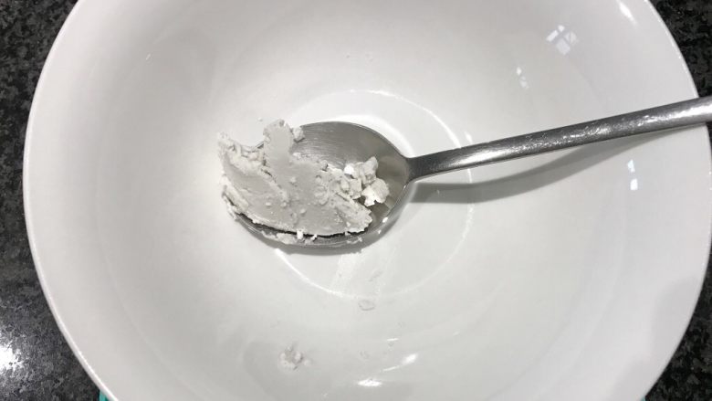 牛奶酒酿水破蛋,首先取出一个小碗,加入椰浆,