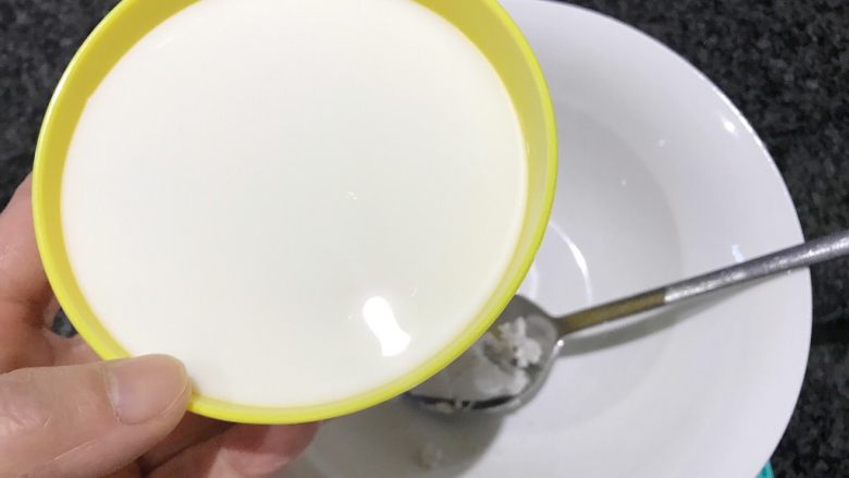 牛奶酒酿水破蛋,加入牛奶搅拌均匀,