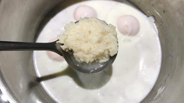 牛奶酒酿水破蛋,小火煮至微开,再把酒酿加进来,