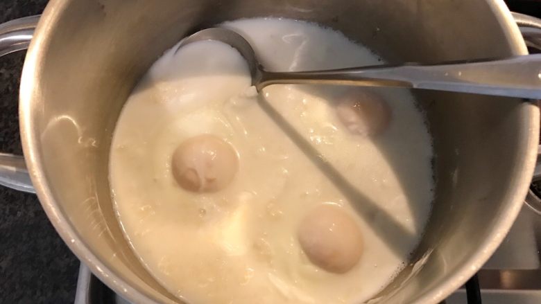 牛奶酒酿水破蛋,搅拌均匀(喜欢甜口的在这里再添加糖也可以,酒酿本身就有甜味,各自决定添加哈😝),