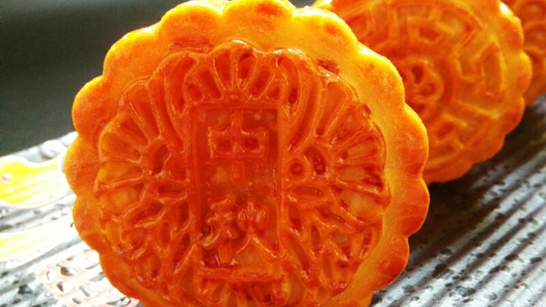 广式莲蓉蛋黄月饼,刷好后,再次放入烤箱继续烘烤15分钟。烤好晾凉后装入保鲜袋里密封,室温保存,待两三天后回油口感更好。
