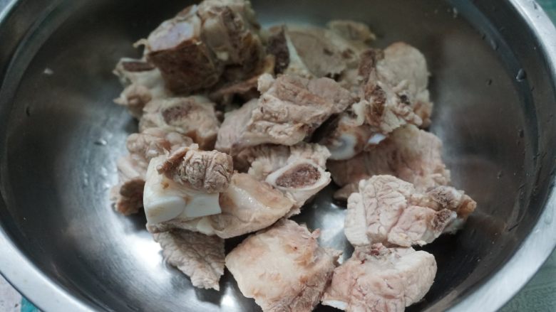 新锅入伙之萝卜排骨汤,排骨焯水备用。