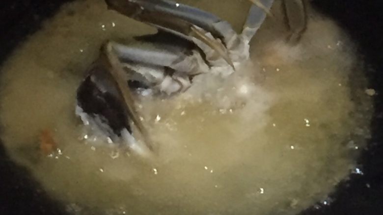 毛豆面拖蟹,锅内热油后,蟹放进去,将蘸面粉面稍微煎一下,就可以啦