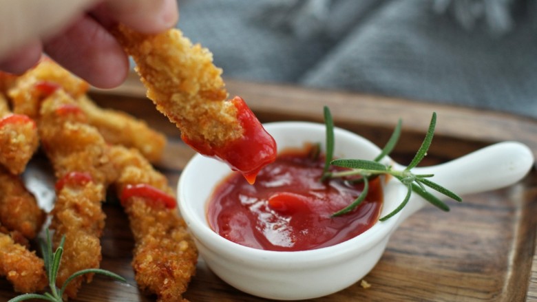 香酥炸鸡柳,蘸上喜欢的酱料美美的享用吧!
