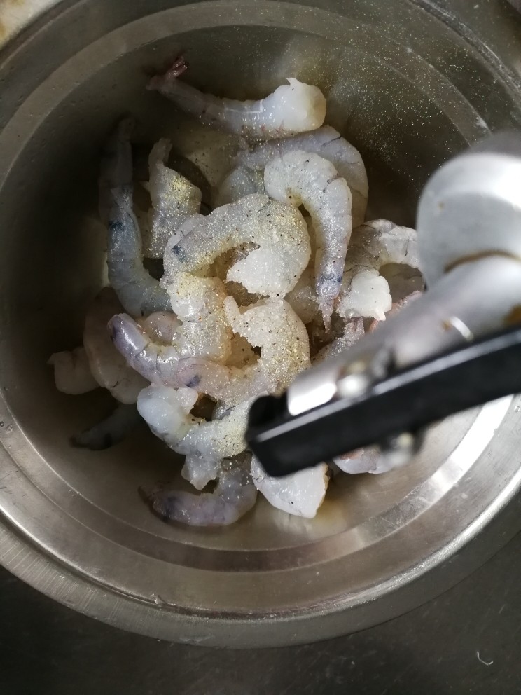 花样面条+虾仁两面黄,少许精制油。