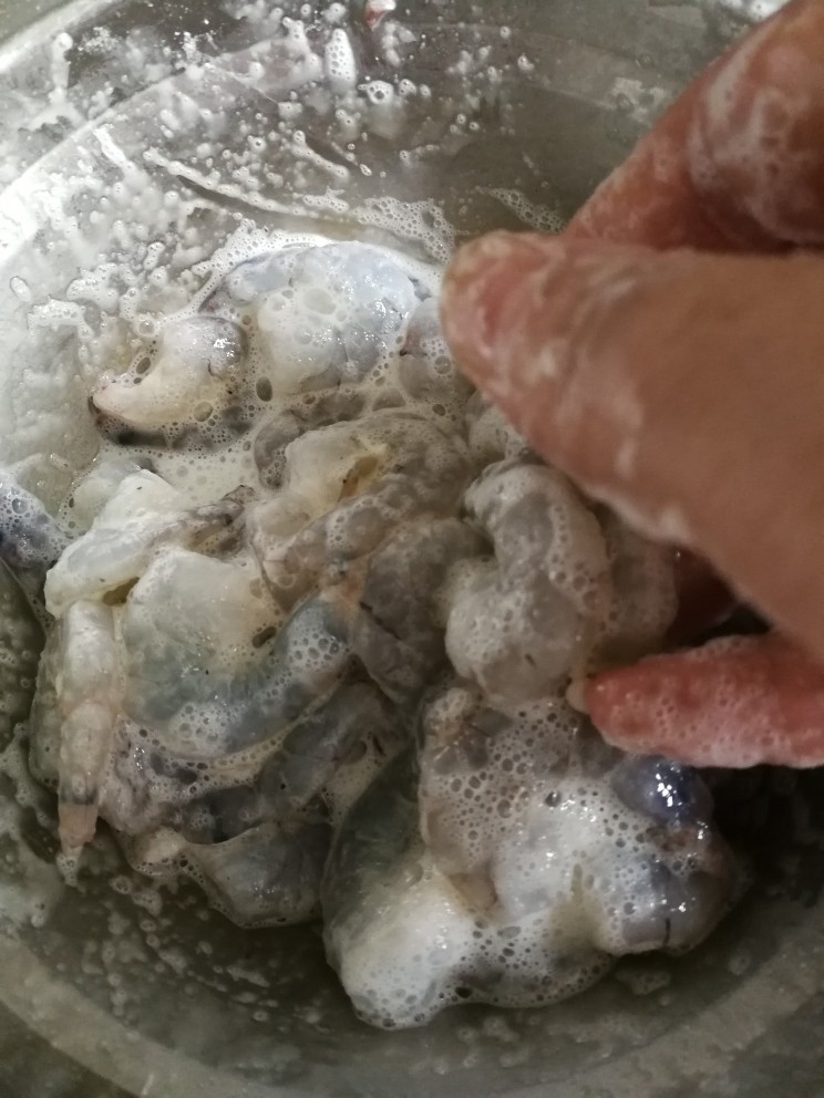 花样面条+虾仁两面黄,用手一个方向抓匀上浆。