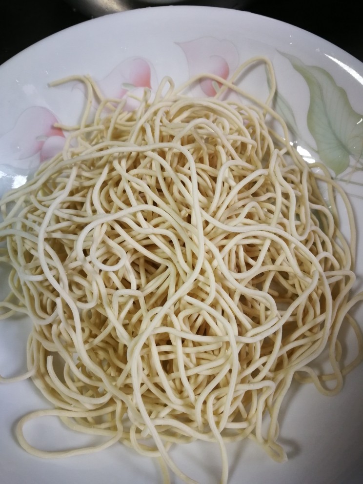 花样面条+虾仁两面黄,准备生面条适量。