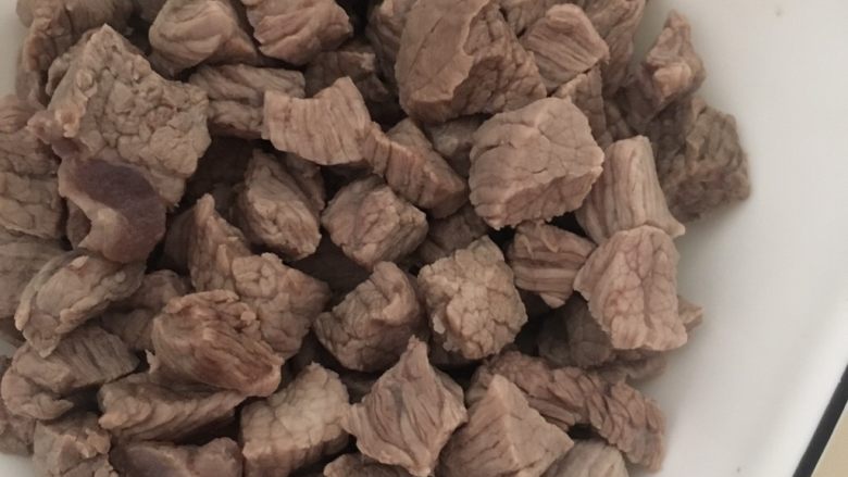 牛肉干
,洗净的牛肉再放微波炉加热2分钟,这时基本熟了。