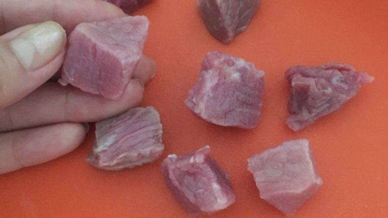 牛肉干
,瘦牛肉洗净,切小丁,2.5公分见方吧,不要太小了,牛肉会出很多水,最后变的又瘦又小。
