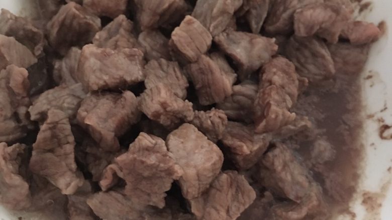 牛肉干
,放微波炉加热5分钟,会出很多血水血沬,用热水洗净牛肉。
