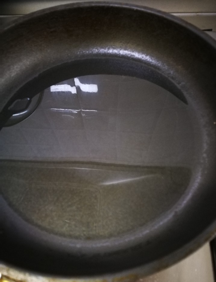 花样面条+虾仁两面黄,用小的平底锅放适量油。