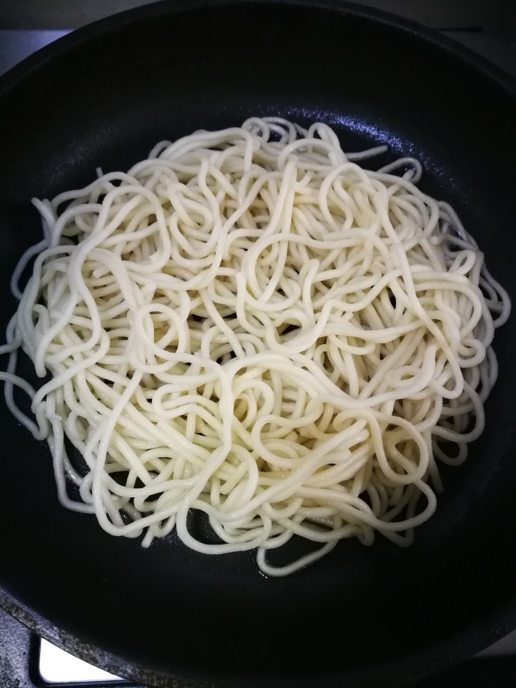 花样面条+虾仁两面黄,油温热后,把盘子里的面轻轻按面饼的形状放入平底锅。
