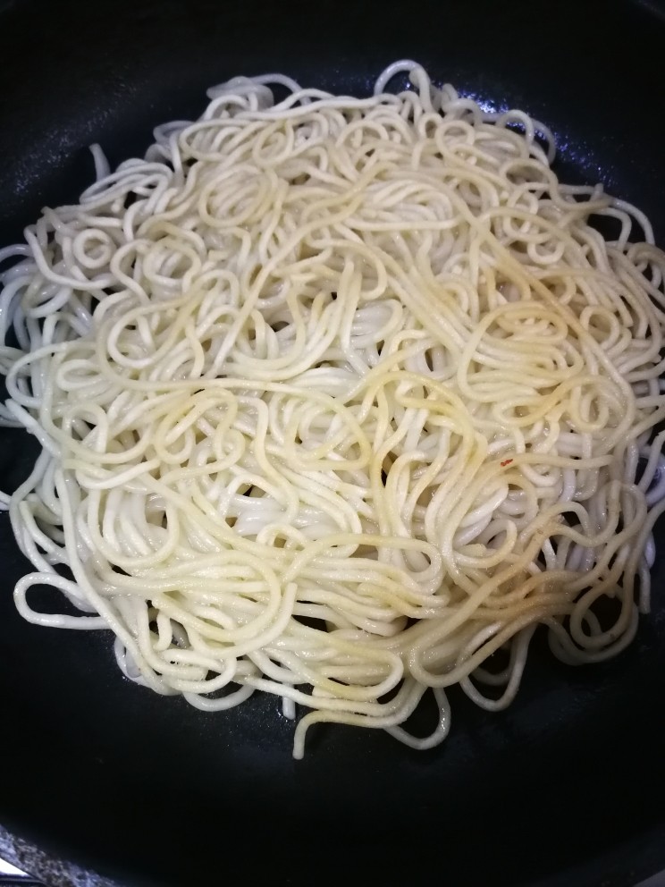 花样面条+虾仁两面黄,用小火慢慢煎,如果面散开的话可以用筷子整形成圆面饼样子。